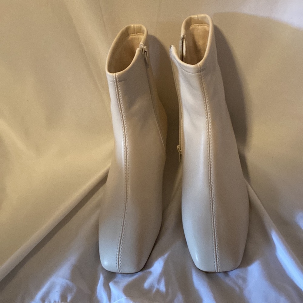 Size 40 C. Paravano cream Bianca vintage boot.